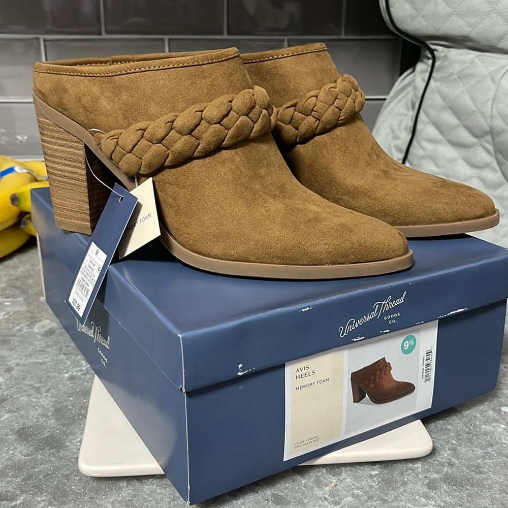 Universal Thread Avis Heels Size 9 1/2 NWT
